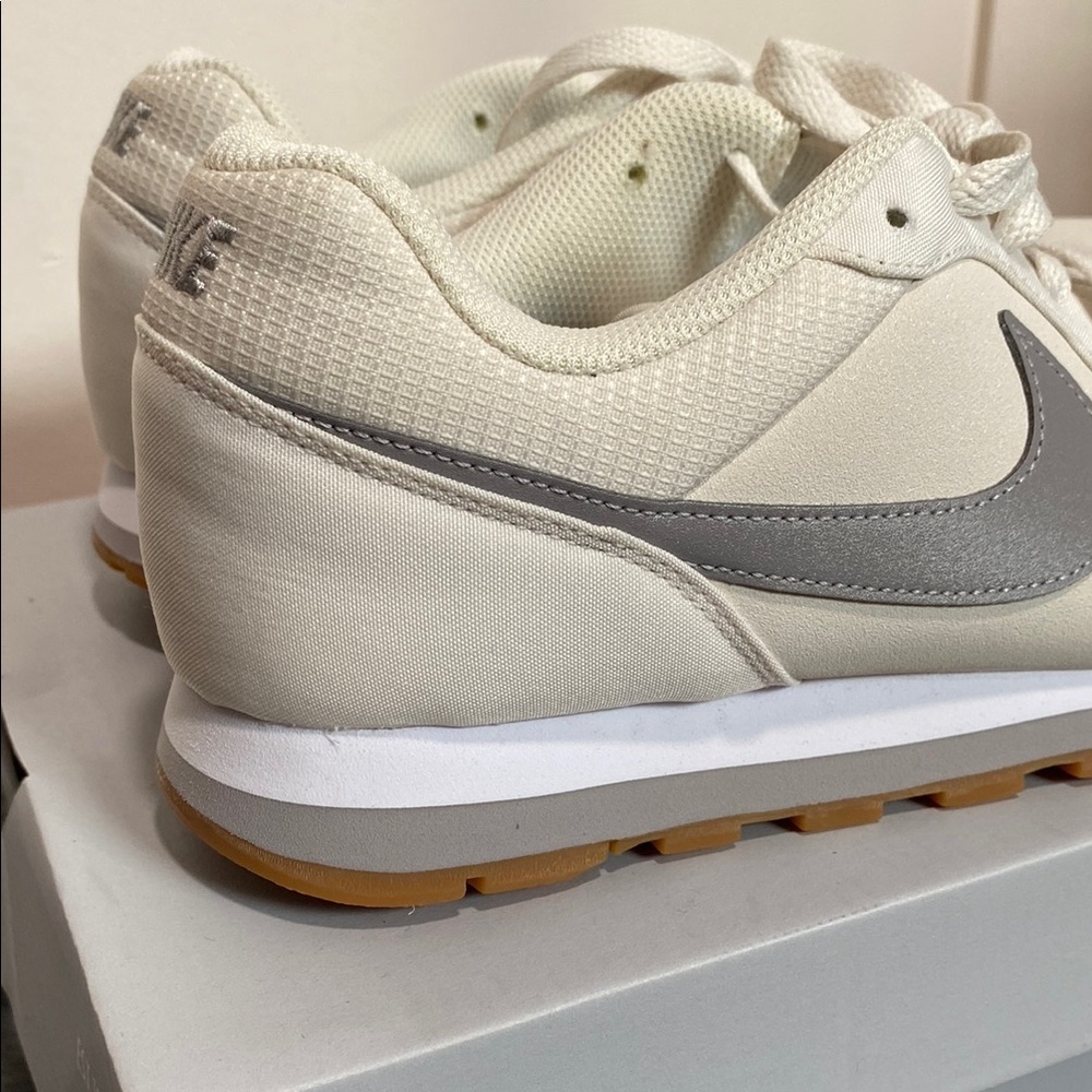 - Nike MD RUNNER 2 size 8.5 Off-White and Light Gray Sneakers like new - Picture 8 of 9